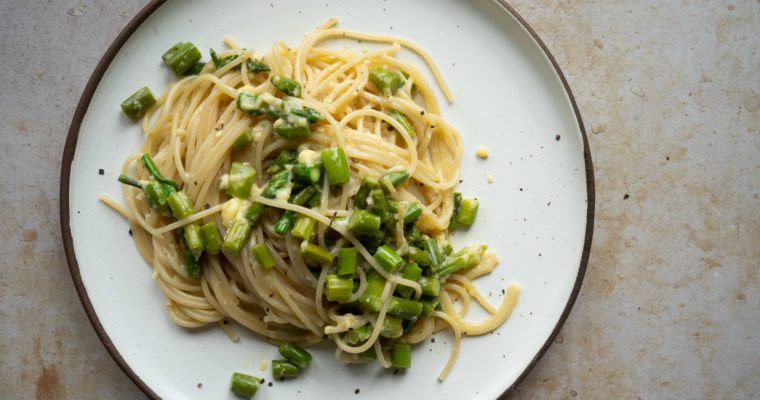 Spaghetti alla carbonara con asparagi
