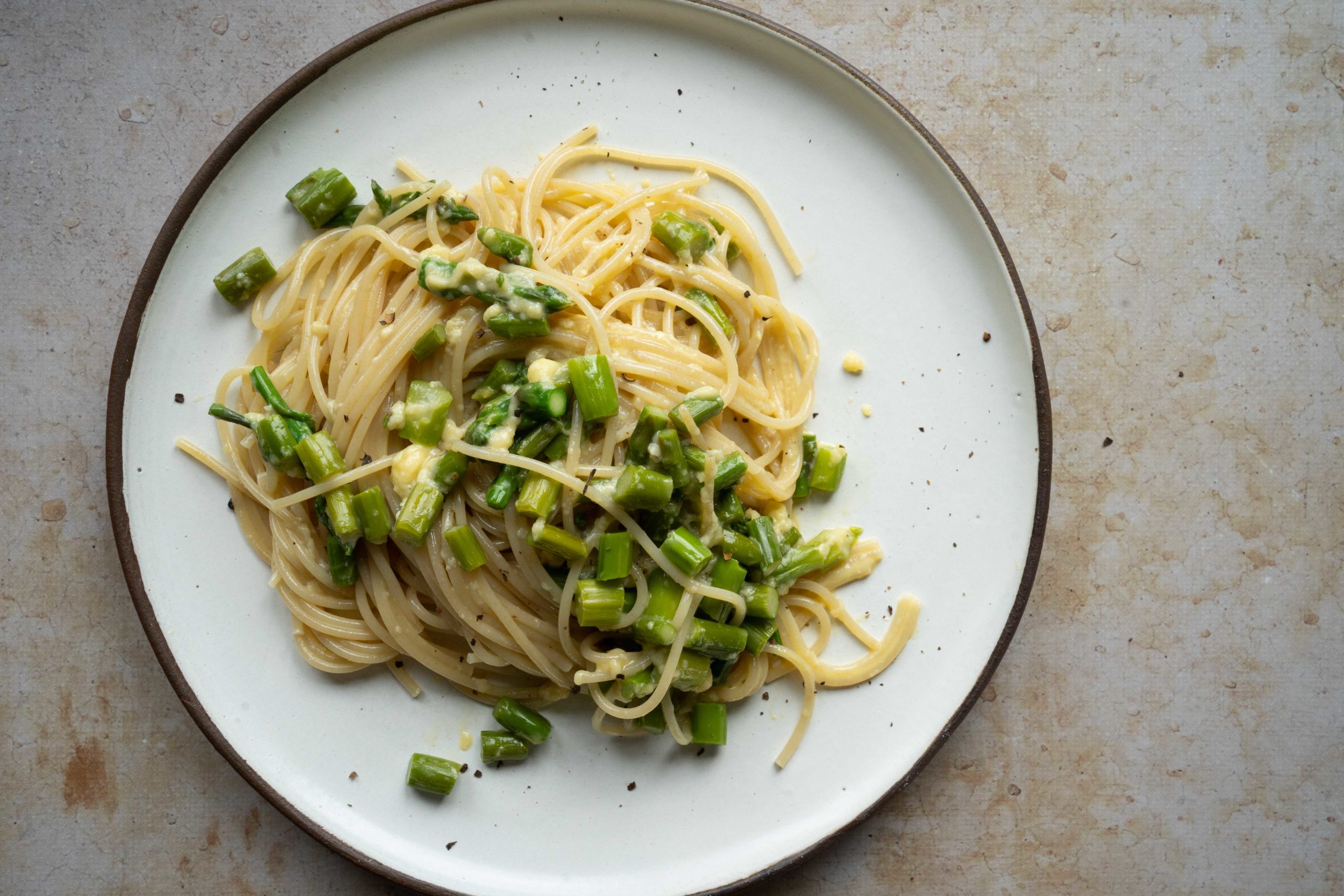 Spaghetti alla carbonara con asparagi