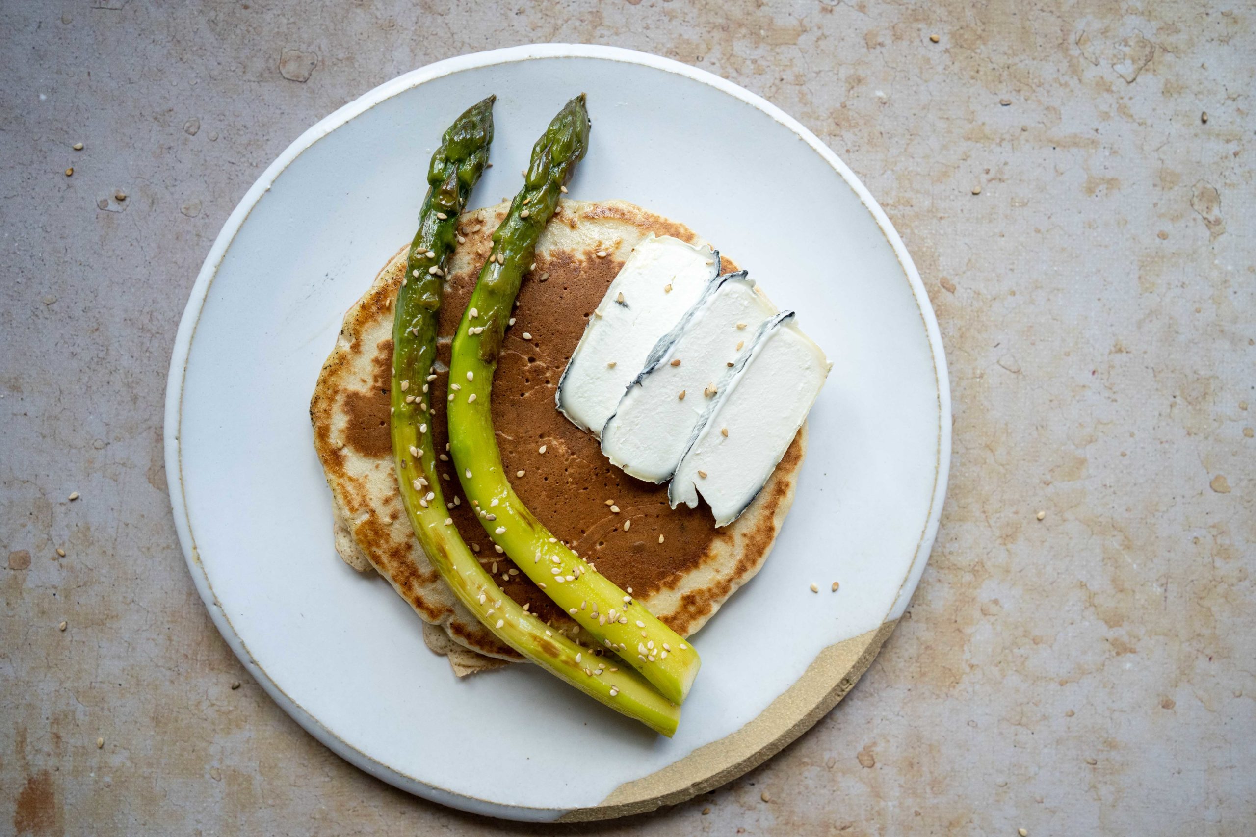 Pancakes au sésame, asperges et chèvre