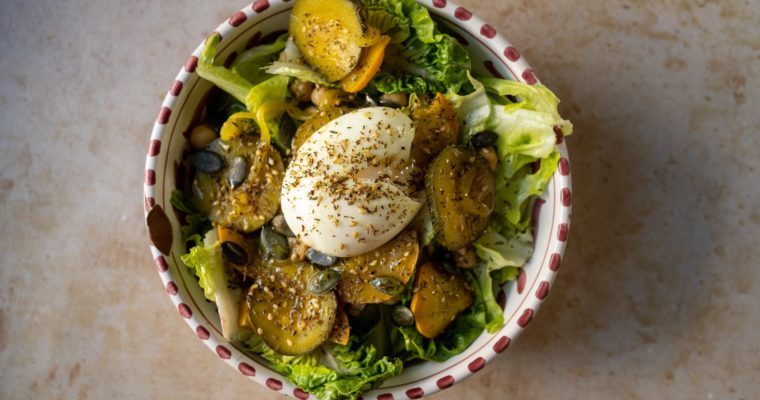 Salade, pois chiches, courgettes et œufs mollet