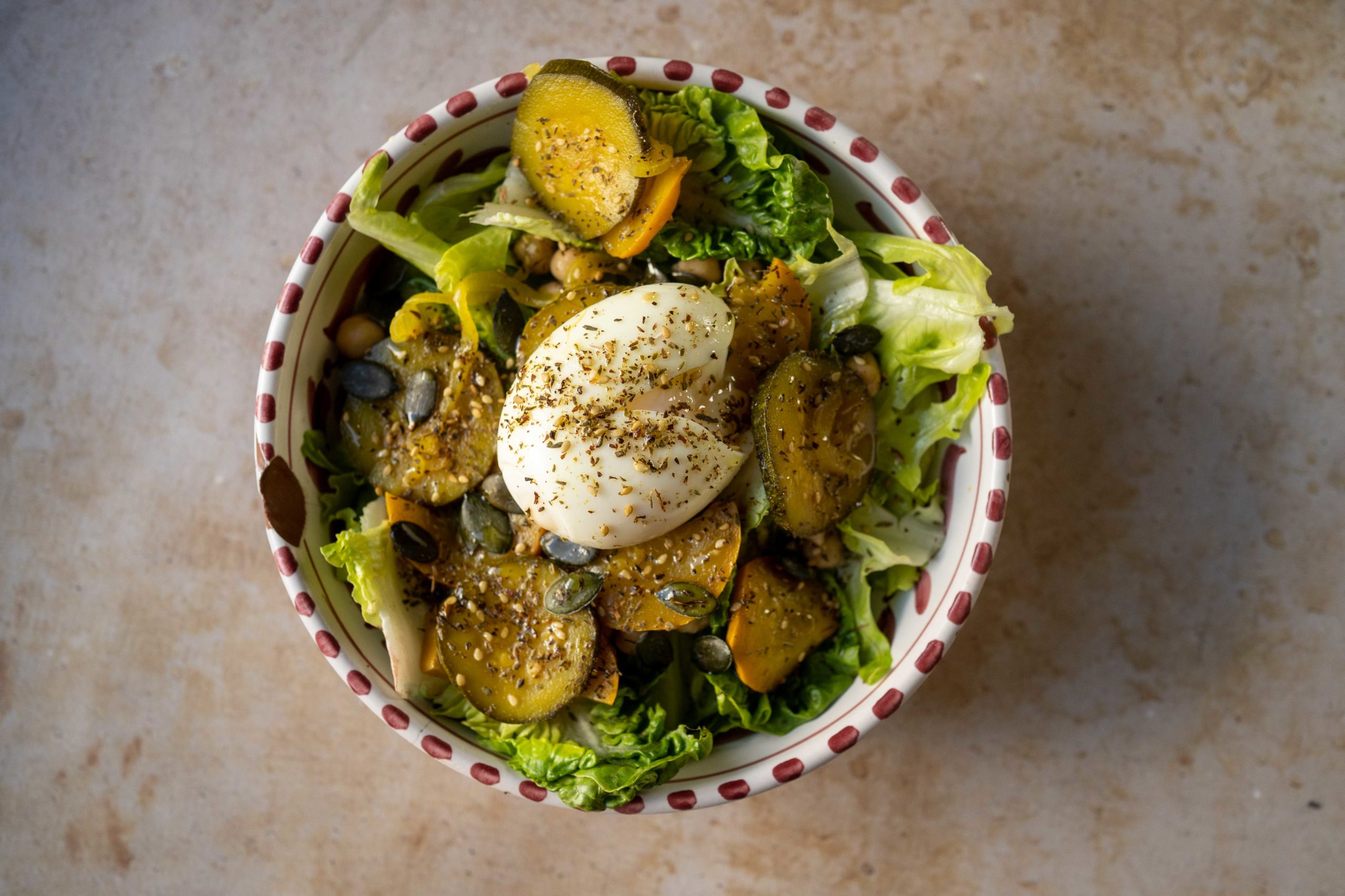 Salade, pois chiches, courgettes et œufs mollet