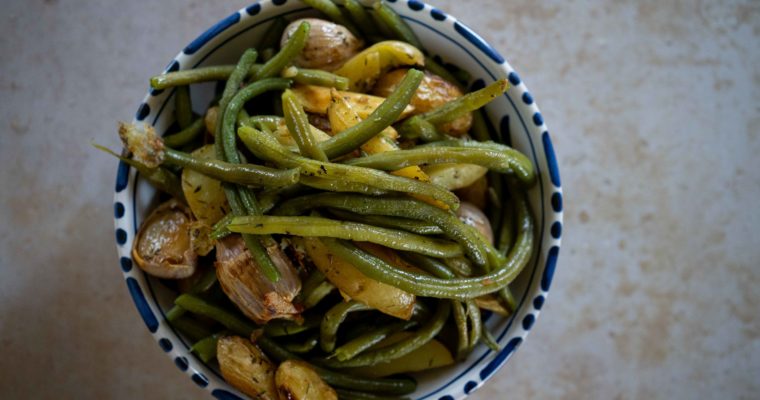 Haricots verts, pommes de terre et ail rôtis