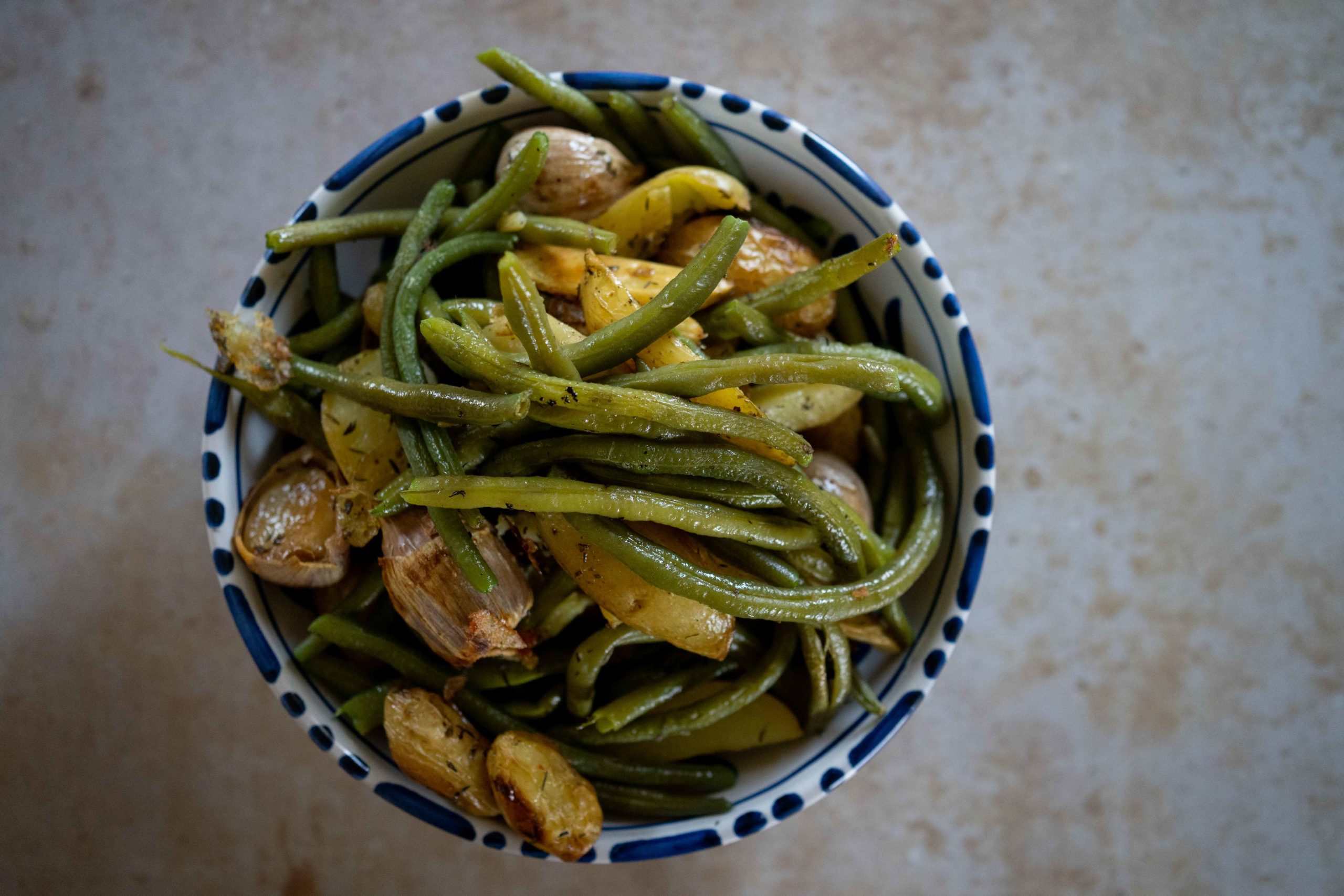 Haricots verts, pommes de terre et ail rôtis