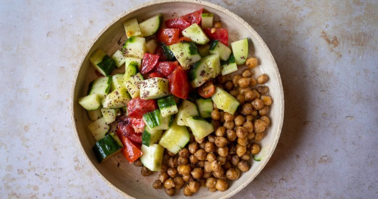 Pois chiches, tomates et concombre