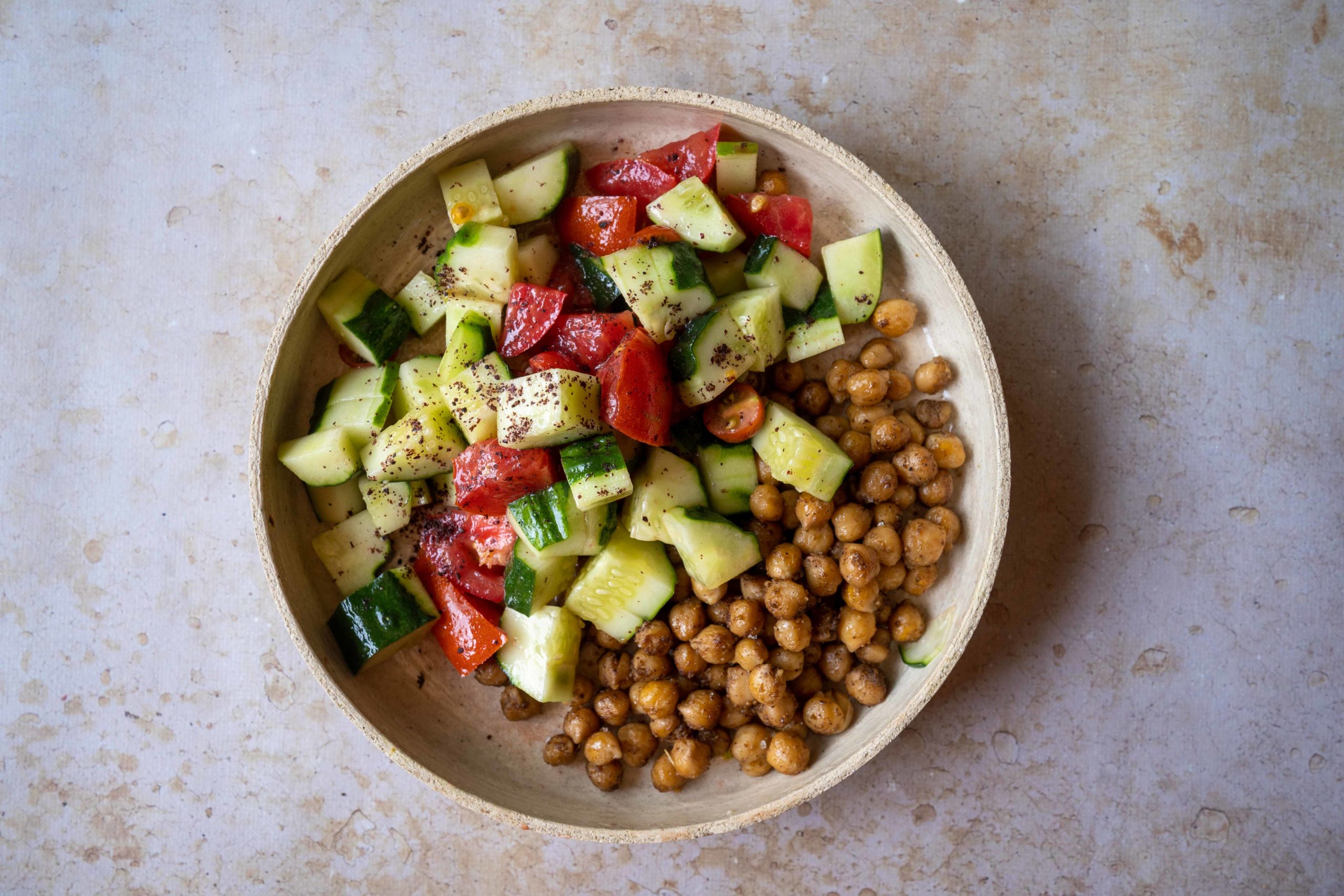 Pois chiches, tomates et concombre