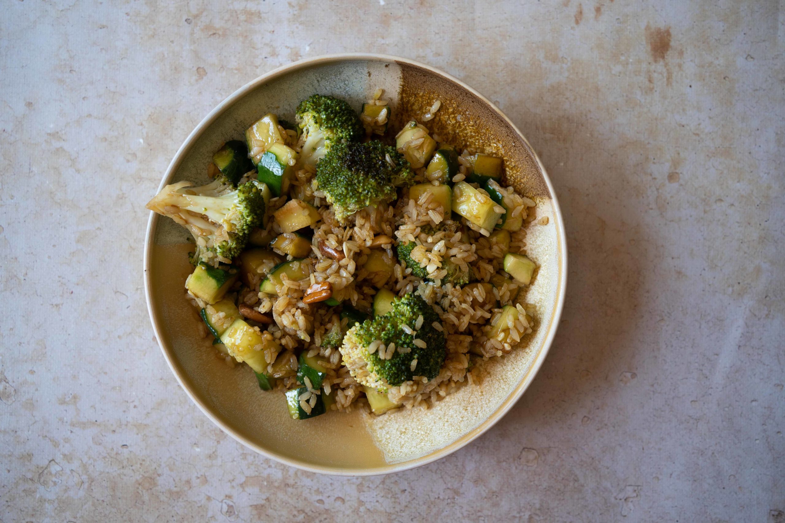 Riz croustillant, curry, concombre et brocoli