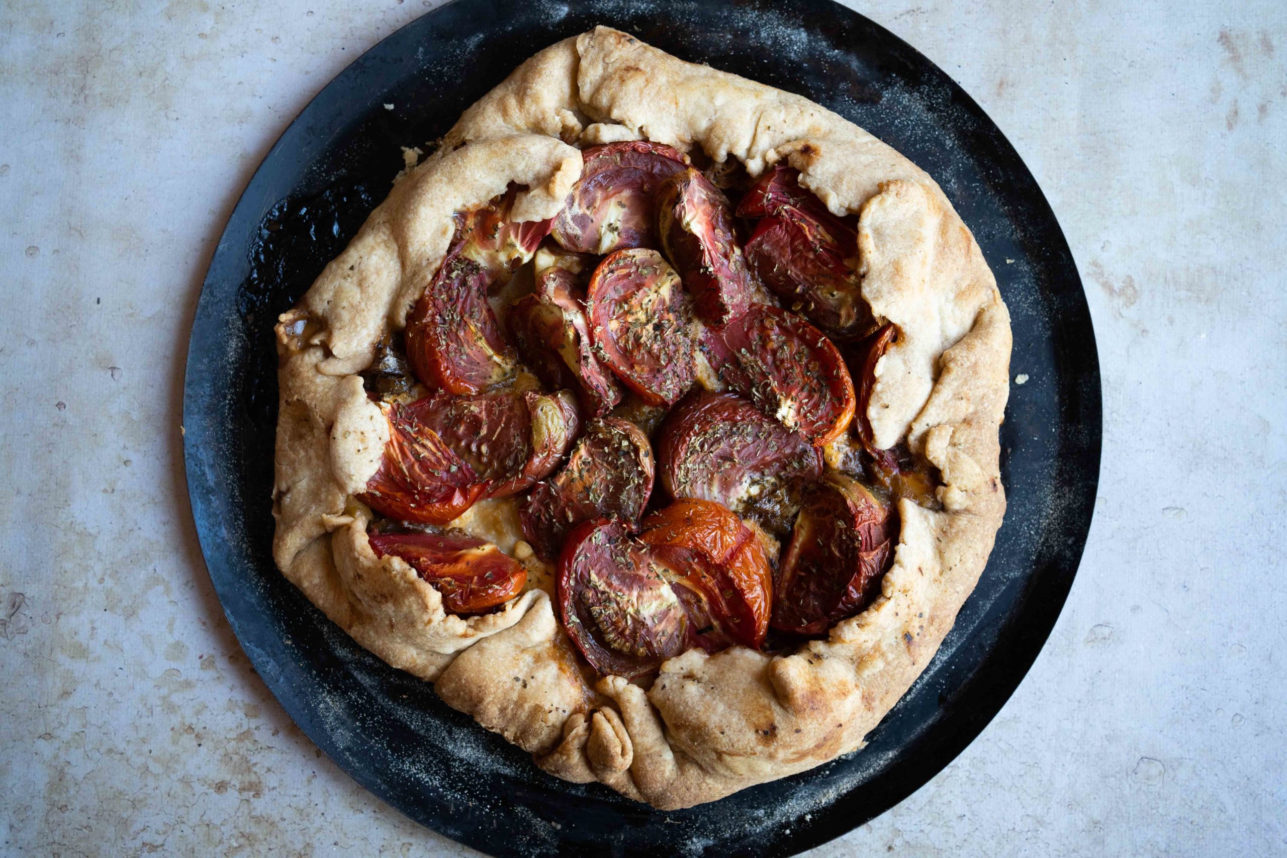 Tarte tomates, chèvre et oignons